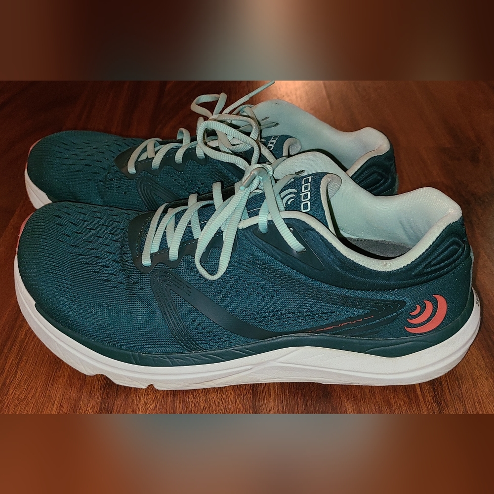 COPY - TOPO Magnifly 4 Women's size 9 emerald coral shoe